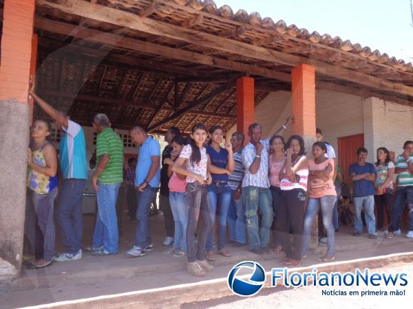 Pessoas em fila de vota&ccedil;&atilde;o.(Imagem:FlorianoNews)