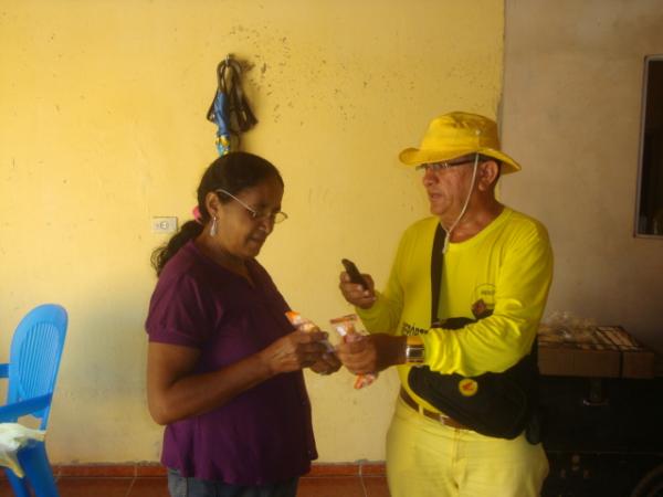 Entregando Presentes(Imagem:reda&ccedil;ao)