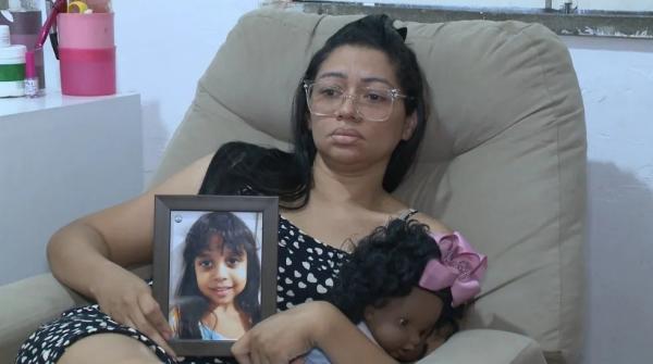 M&atilde;e chora e pede Justi&ccedil;a ao relatar morte da filha de 6 anos quando policial reagiu a assalto.(Imagem:Reprodu&ccedil;&atilde;o)