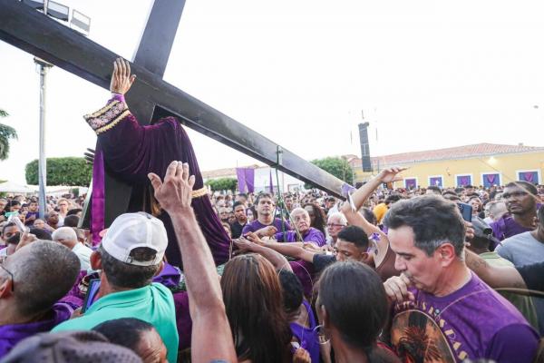 Ciro e Joel são cumprimentados pela população durante a Procissão do Bom Jesus dos Passos em Oeiras.(Imagem:Ascom)