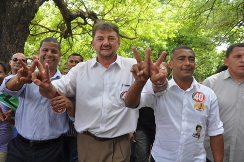Romário e Marcelinho Carioca juntos com Wilson Martins levam multidão às ruas de Teresina