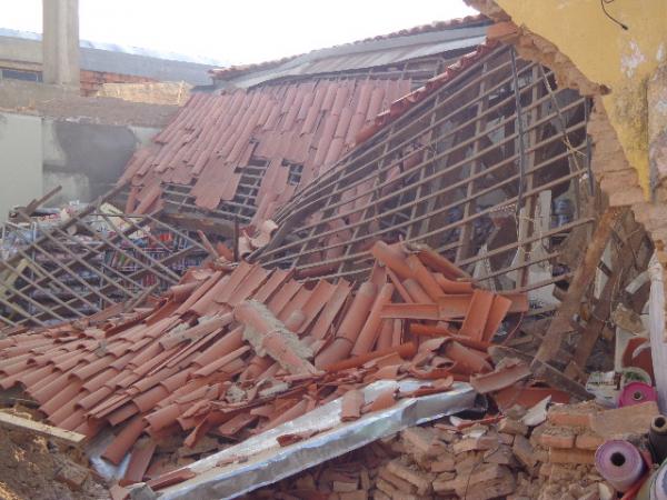 Telhado de loja desaba e funcion&aacute;ria gr&aacute;vida fica ferida em Floriano.(Imagem:FlorianoNews)