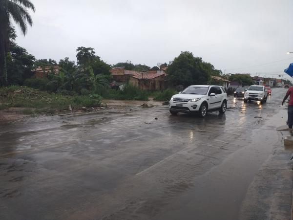 Avenida ficou parcialmente alagada e deixou o tr&acirc;nsito parado at&eacute; que n&iacute;vel da &aacute;gua baixasse em Floriano.(Imagem:Arquivo Pessoal / Aparecida Santana)