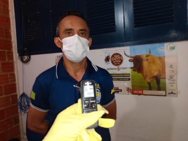 Clayton Cunha, veterin&aacute;rio respons&aacute;vel pela vacina&ccedil;&atilde;o(Imagem:FlorianoNews)