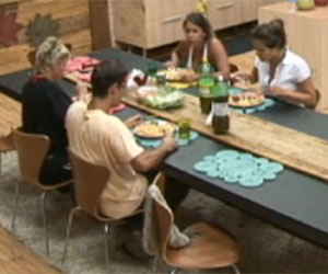 Peões almoçam em silêncio na cozinha sede