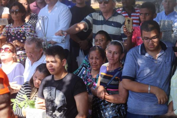 Amigos, familiares e colegas de profiss&atilde;o se emocionaram durante o sepultamento. (Imagem: Lorena Linhares/G1)