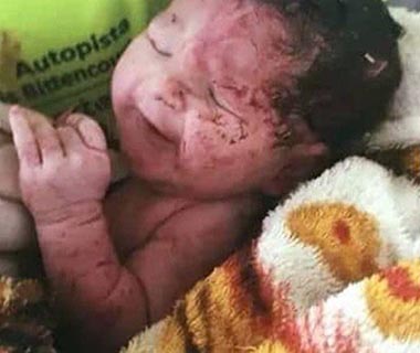 Bebê que nasceu em acidente em SP deixa hospital