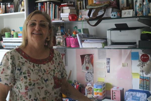 Ela transformou um quarto do apartamento em um escrit&oacute;rio para poder estudar.(Imagem:Maria Romero/G1)