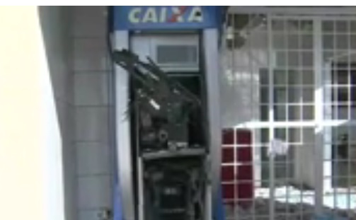 Bando rende frentistas e explode sala com caixas eletrônicos em Teresina