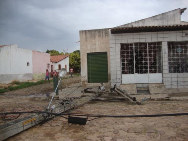 Poste no chao, ninguem saiu ferido(Imagem:reda&ccedil;&atilde;o)