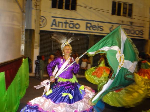 Desfiles de escolas de samba alegram a Av. Get&uacute;lio Vargas. (Imagem:FlorianoNews)