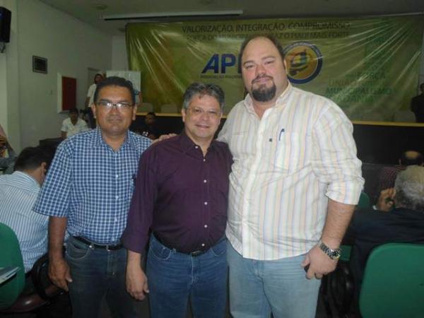 Ao lado de Gustavo Neiva, prefeitos assinam convênios com o Governo do Estado.(Imagem:Comunicações Sem Fronteiras )