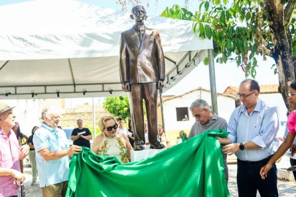 129 ANOS: Prefeitura de Floriano inaugura est&aacute;tua em homenagem ao educador Dr. Manoel Sobral Neto(Imagem:Secom)