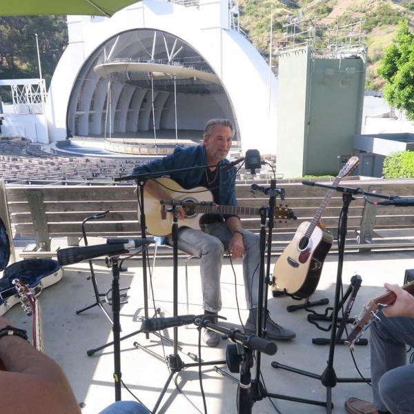 Kenny Loggins se apresenta no Hollywood Bowl vazio e canta ´Footloose´em projeto beneficente