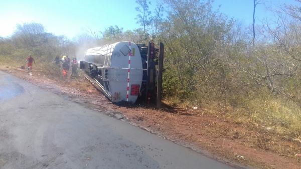 Carreta de transporte de produtos perigosos(Imagem:Divulga&ccedil;&atilde;o/PRF)