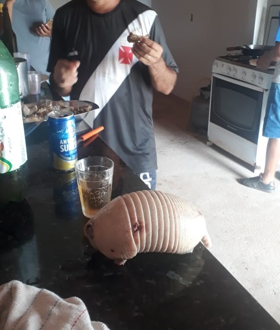 Ex-prefeito é detido após surgir cozinhando animal silvestre em vídeo