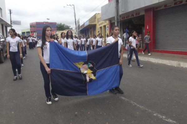 Desfile C&iacute;vico Escolar comemora o Dia do Trabalhador em Floriano.(Imagem:FlorianoNews)