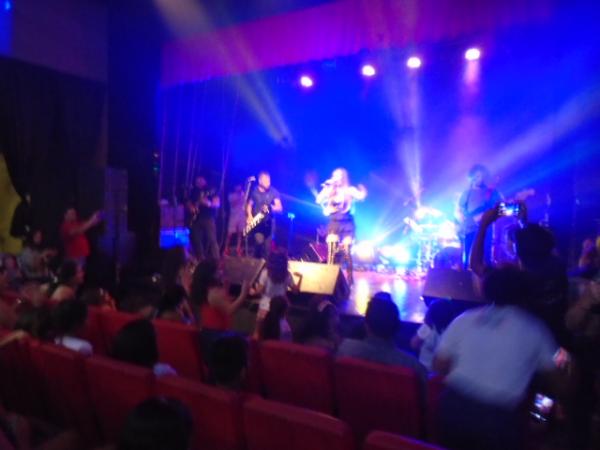 Ap&oacute;s o show, a cantora recebeu muitos f&atilde;s em seu camarim, onde tirou fotos e distribuiu aut&oacute;grafos, mostrando que continua com o mesmo carisma que despertava o amor de milhares de (Imagem:FlorianoNews)