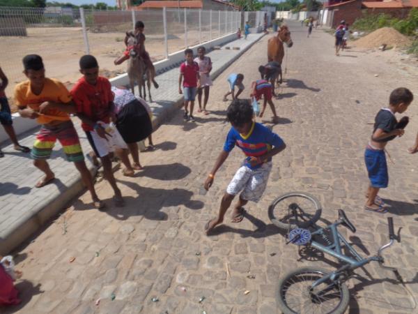 Palha&ccedil;o carrapeta percorre ruas de Floriano distribuindo bombons.(Imagem:FlorianoNews)