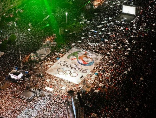 O bandeir&atilde;o anuncia a logomarca na praia de Copacabana (Imagem:Divulga&ccedil;&atilde;o)