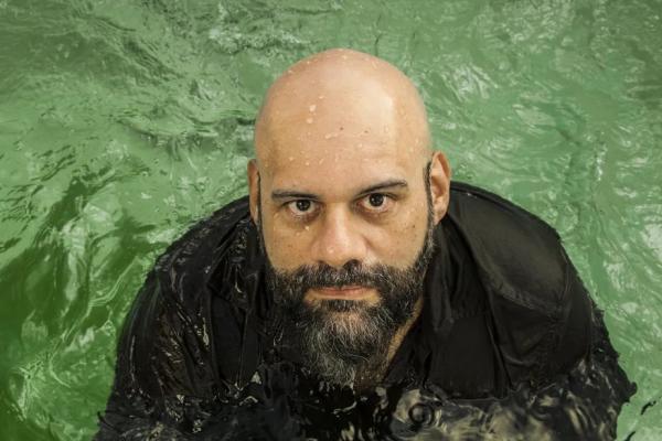 Luisão Pereira apronta álbum solo "Fogo no mar", de criação influenciada pela luta do artista contra