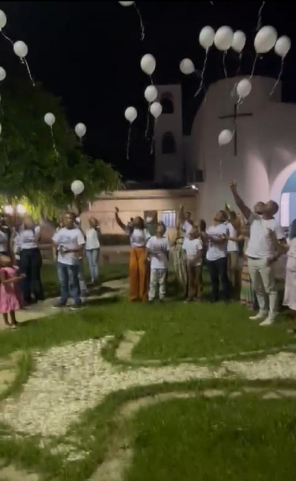 Familiares e amigos de Erick soltaram bal&otilde;es brancos ap&oacute;s a missa(Imagem:Reprodu&ccedil;&atilde;o)