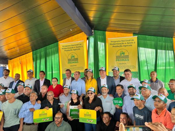 Superintend&ecirc;ncia de Agricultura e Seagro entregam tratores e retroescavadeiras para 35 munic&iacute;pios.(Imagem:Ascom Seagro)