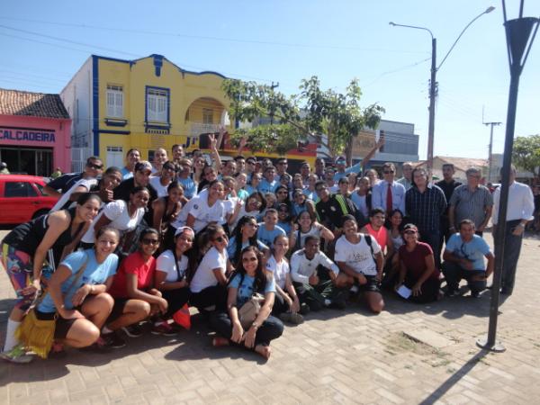 Hasteamento de bandeiras marca abertura da Semana da P&aacute;tria em Floriano.(Imagem:ForianoNews)