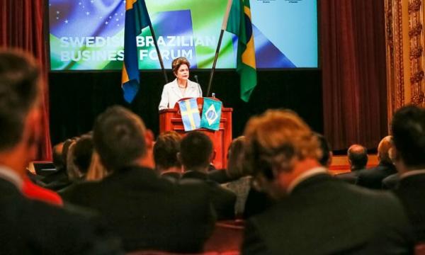 Dilma defende ajuste fiscal e diz que Brasil é opção segura