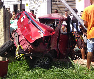 Acidente entre carro e metrô deixa vítima presa nas ferragens na Capital