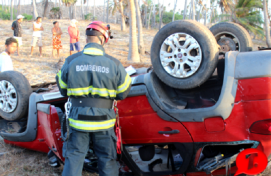Motorista tenta desviar de buraco na rodovia e capota veículo
