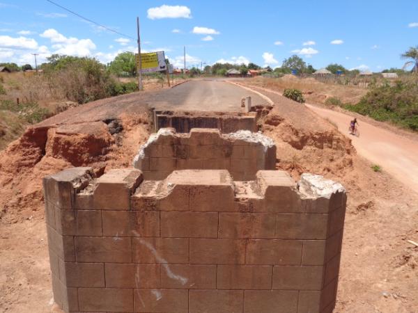 Obras de pontes que custam milhões ficaram no meio do caminho em Arraial-PI