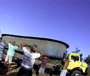 Quadrilha forja manutenção para roubar piscina e é presa