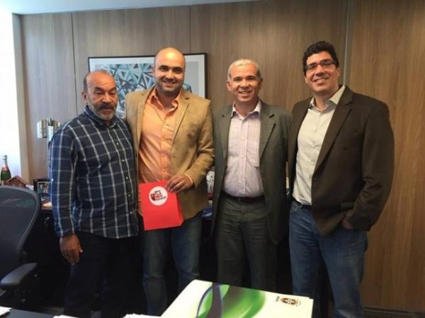 Cesarino Oliveira e Tiago Vasconcelos em encontro com executivos no Rio.(Imagem:Reprodu&ccedil;&atilde;o/Facebook)