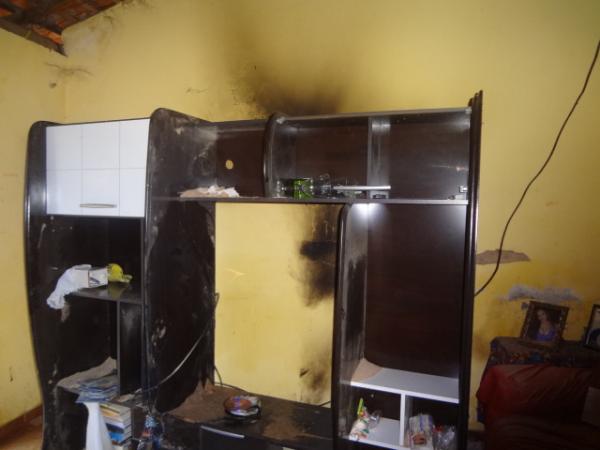 Curto circuito causa inc&ecirc;ndio em resid&ecirc;ncia.(Imagem: FlorianoNews)