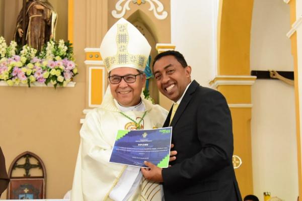 Comenda Agr&ocirc;nomo Francisco Parentes ao bispo diocesano Dom Edivalter Andrade.(Imagem:Secom)