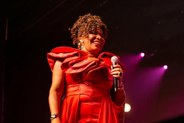 Margareth Menezes é homenageada em premiação feminina que laureia Manu Gavassi pelo álbum "Gracinha"