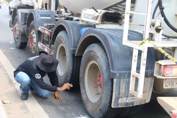 Caminh&atilde;o colidiu com moto e uma mulher morreu em Teresina. (Imagem:Glayson Costa /G1 PI)
