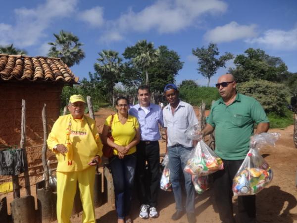 Prefeito Gilberto J&uacute;nior distribuiu cestas b&aacute;sicas nas comunidades rurais de Floriano.(Imagem:FlorianoNews)