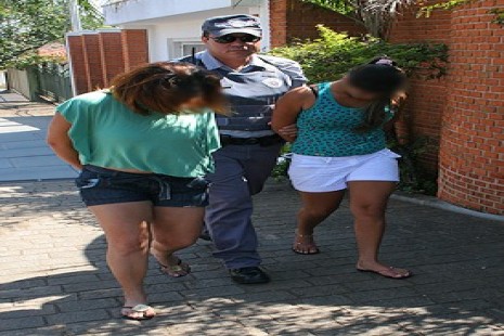 Duas mulheres são presas vendendo drogas no Torquato Neto