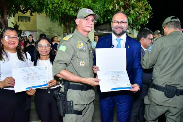 C&acirc;mara Municipal de Floriano homenageia 3&ordm;BPM com entrega de Mo&ccedil;&atilde;o de Aplauso.(Imagem:CMF)