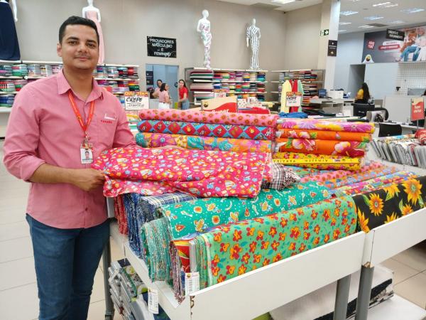 Ramires, chefe do setor de tecidos do Armaz&eacute;m Para&iacute;ba.(Imagem:FlorianoNews)