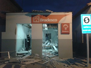 Agência bancária é arrombada pela 3ª vez e bandidos explodem caixa vazio