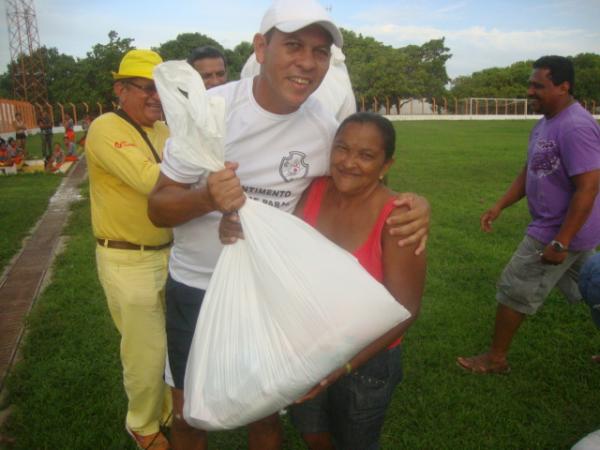 Entrega de Cestas - Jogo Beneficente do Amarelinho(Imagem:reda&ccedil;ao)