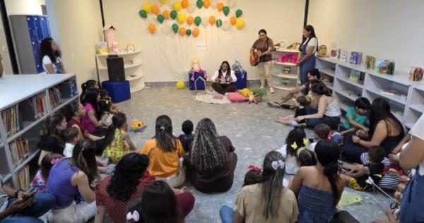 Bebeteca reúne crianças e famílias em tarde de brincadeiras e leitura no Sesc Floriano