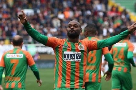 Flamengo faz proposta milionária ao atacante Vágner Love