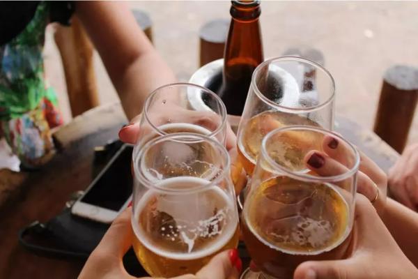 Consumo de &aacute;lcool (Imagem:Giovanna Gomes / Unsplash / Divulga&ccedil;&atilde;o)
