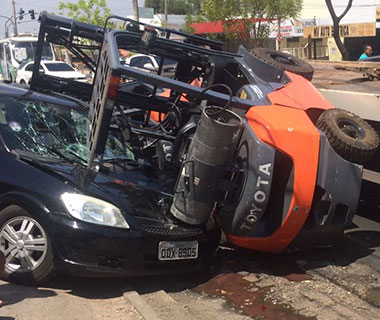 Empilhadeira cai sobre carro na capital piauiense