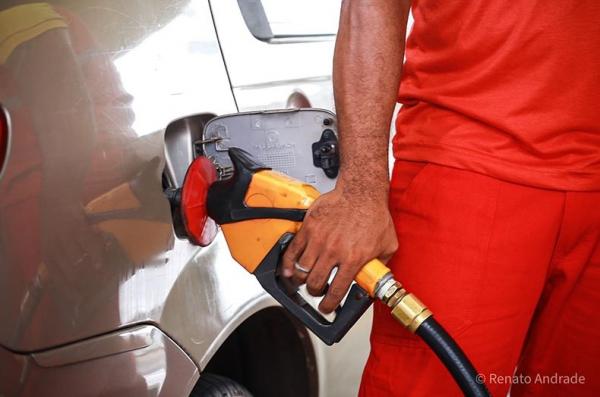 Petrobras reduz preço da gasolina em R$ 0,14 para as distribuidoras
