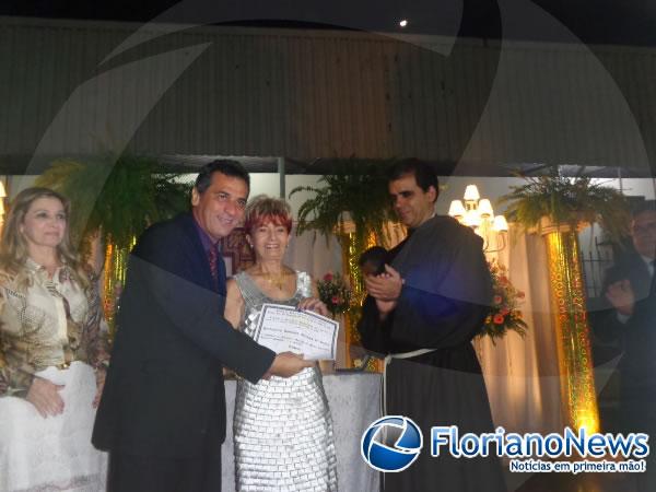 Prefeito Gilberto J&uacute;nior concedeu honraria a professora Rubenita Ferreira.(Imagem:FlorianoNews)